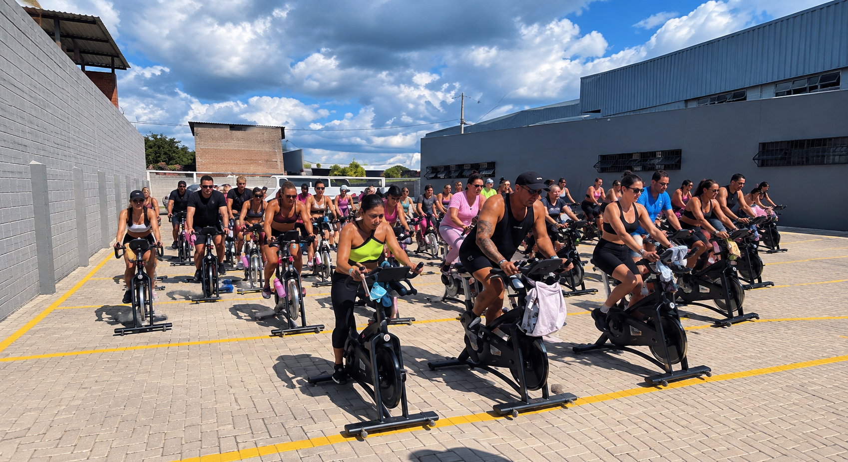Turma da Rayafit pedalando em uma aula de Bike Outdoor